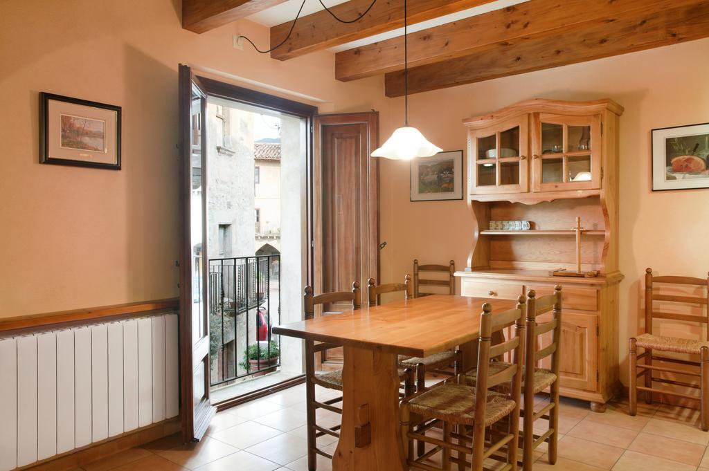 Allotjaments Placa Major-Grevol Santa Pau Ruang foto