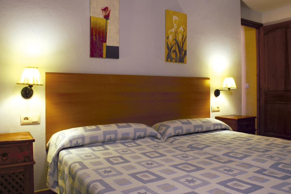Allotjaments Placa Major-Grevol Santa Pau Ruang foto